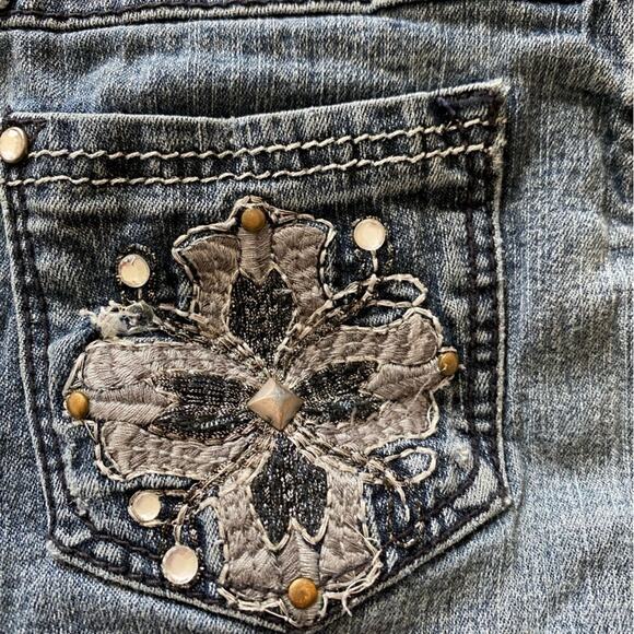 Wallflower Medium Wash Embroidered Studded Rhinestone Girl’s Jean Shorts Size 6X - Picture 3 of 4